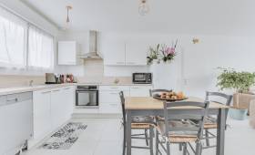 Espace repas de la cuisine ouverte donnant sur salon pavilllon rénové - Crécy-la-Chapelle (77580)