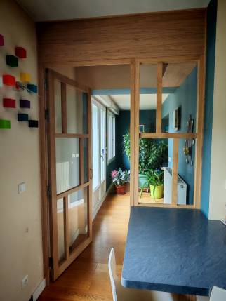 Verrière en bois séparative réalisée sur mesure avec design graphique, maison de ville à Ecully (69130)