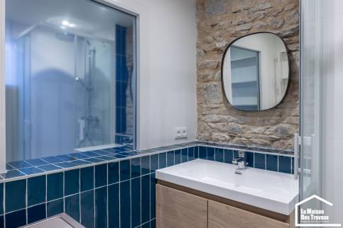 Rénovation complète d'un appartement du Vieux Lyon pour une colocation étudiante en meublé, camaieu de bleus