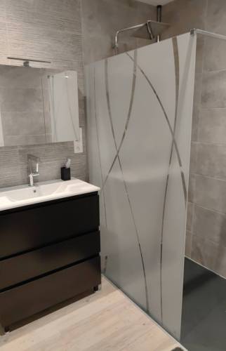 Salle d'eau créée dans une extension bois à Rives