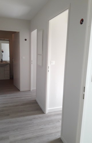Couloir repeint et pose d'un sol PVC imitation parquet
