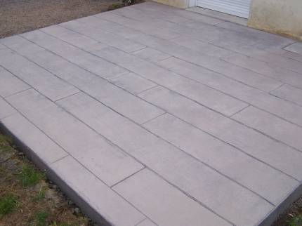 Terrasse en béton imprimé effet bois