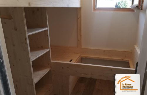 Lits sur-mesure Savoie, Optimisation espace chambre, Artisan bois sur-mesure Albertville, Rangement intégré lit, Décoration montagnarde appartement,