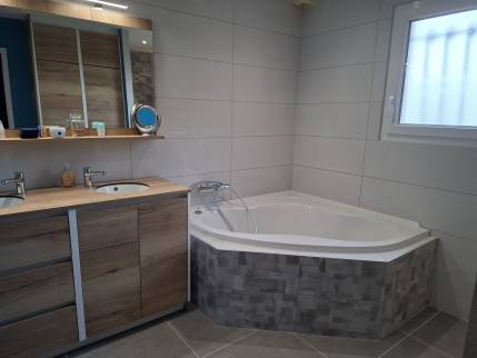 Salle de bain rénovée avec baignoire d'angle - Ambérieu-en-Bugey 01500
