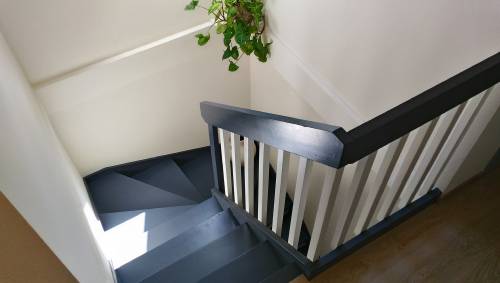 escalier repeint ainsi que toute la cage d'escalier