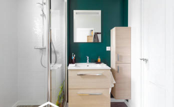 salle de bain vert de face avec lavabo en bois clair