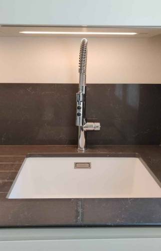 Evier encastré dans le plan de travail en quartz - Paris