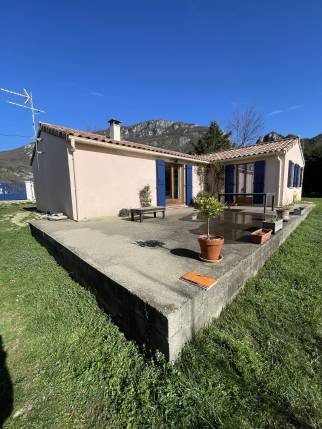 Terrasse avant pose d'un nouveau revêtement de sol extérieur en pin douglas - Rochefort-Samson 26300