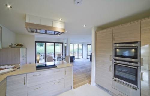 Une cuisine pleine d’astuces pour intégrer les rangements côté cuisine, côté séjour