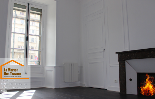 La cheminée conservée ajoute une touche d’authenticité et préserve le caractère unique de la maison 🔥.