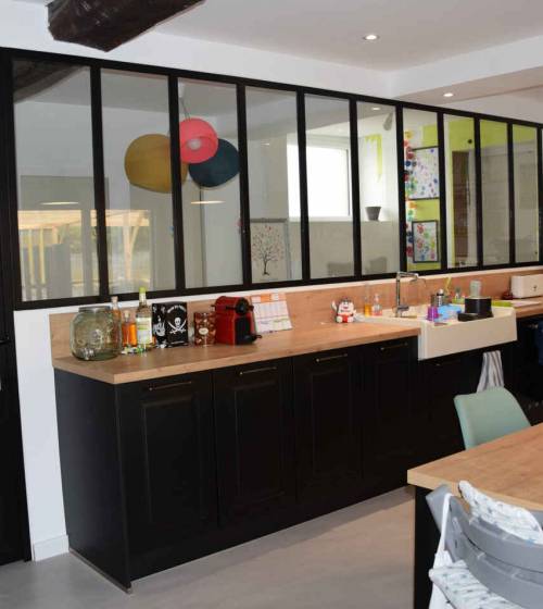 cuisine-verriere-atelier-artiste-mur-sol