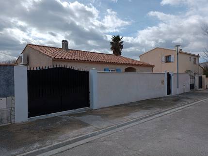 Mur extérieur rénové avec nouveau portail 