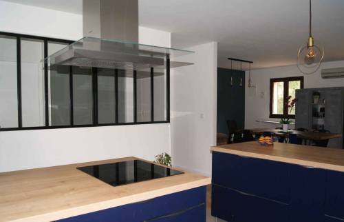 La cuisine aménagée couleur bleu nuit et plan de travail en hêtre 