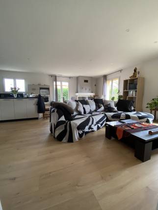 Pose d'un revêtement de sol stratifié imitation bois dans une maison rénovée - Montauban 82000