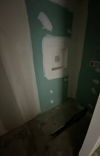 Salle de bain au rez-de-chaussée pendant la rénovation à Alès