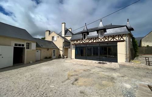 Le bâtiment avec sa salle de jeux et la verrière