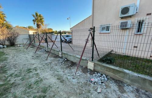 Pendant travaux : Soutien des poteaux de fixation clôture - Caissargues