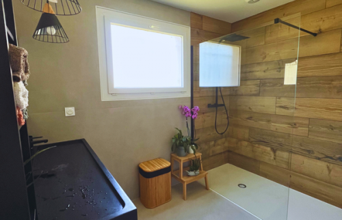 Vue d’ensemble de la salle de bain rénovée à Apprieu.