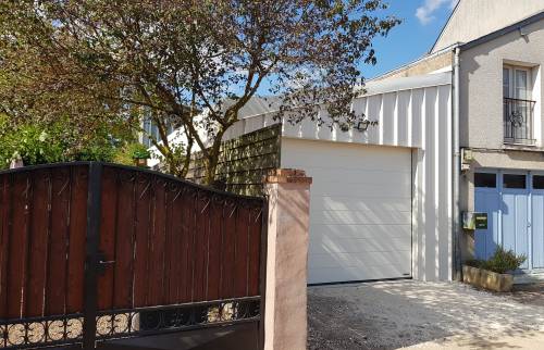 Côté de l'extension de maison, garage en bac acier