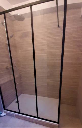Salle de bain rénovée avec douche a l'italienne