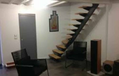  escalier ajouré sans rambarde à la courbe très aérienne.