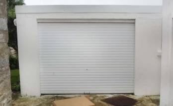 Porte de garage enroulable en PVC blanc
