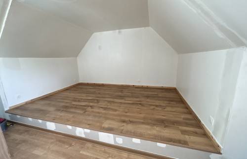 Chambre avec merche et cloison démolie