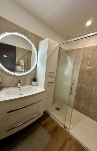 Salle de bain moderne douche La Maison Des Travaux Nimes