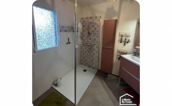 Douche à l'italienne avec une faïence en accord avec le mobilier 