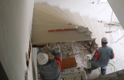 Chantier en cours sur site escalier suspendu pierre de bourgogne - Meaux - 77100 -