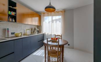 Fontaines Saint Martin (69270) : une nouvelle cuisine / vue linéaire evier et cuisson