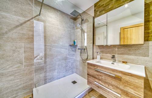 La salle de bain, avec douche  à receveur extra-plat
