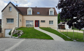 Réaménagement d’une entrée de maison avec allée en jardin en pente