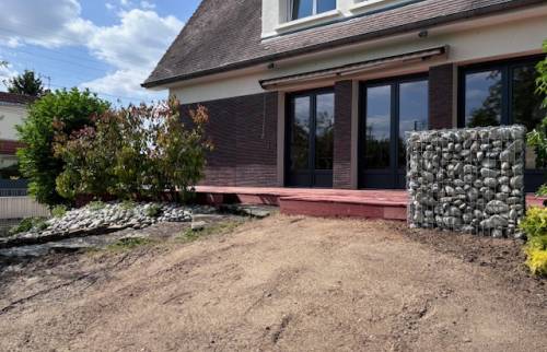 Rénovation extérieure à Sainte-Savine : une terrasse bois et un nouvel aménagement paysager 4