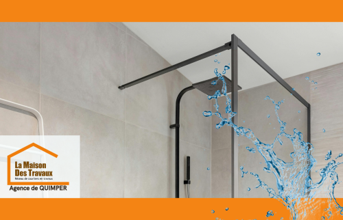 Douche à l’italienne moderne à Tréogat avec robinetterie noire et paroi en verre, conçue pour un confort optimal.