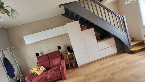 Meuble salon sur-mesure et escalier
