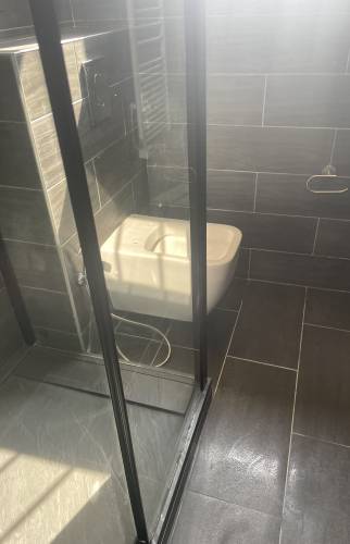 WC suspendu dans une salle de bain rénovée