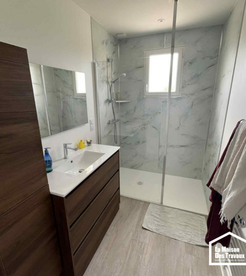 Salle de bain fraichement rénovée sur Passais Villages 61350 