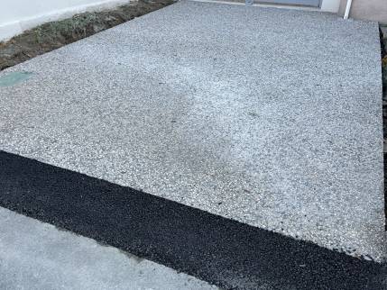 Cour en béton désactivé