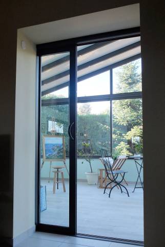 Réalisation d'une Véranda pour création d'un atelier de peinture - Ouest Lyonnais : zoom sur porte coulissante à galandage