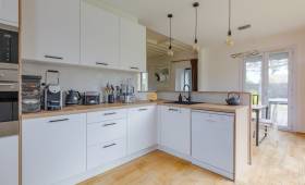 Rénovation d'une cuisine simple et chaleureuse, Saint Germain au mont D'Or (69650) : vue d'ensemble 