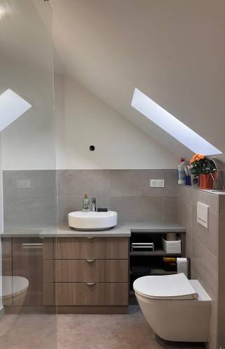  Première salle de bain, avec le meuble vasque sur-mesure