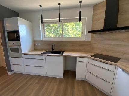 Cuisine tout équipée dans une maison