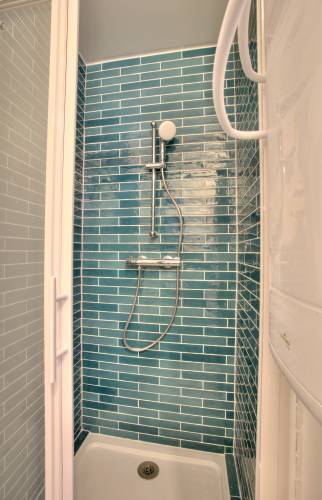 Douche moderne avec une touche de couleur - Paris 17
