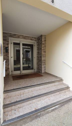 Entrée rénovée d'un immeuble d'habitation - Brie-Comte-Robert 77170