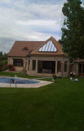 Pose d’une fenêtre de toit nouvelle génération avec volet solaire sur une résidence secondaire de Villers sur Mer