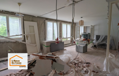 Chantier de rénovation d’appartement à Quimper avec reprise de la plomberie, de l’électricité et des réseaux techniques pour transformer entièrement les espaces de vie.