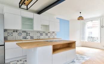 Rénovation d'une cuisine avec ilot central et azulejos