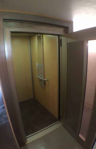 L'intérieur de l'ascenseur