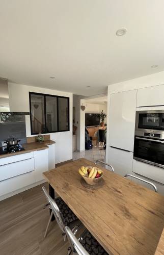 La verrière noire et l'ouverture sur la pièce à vivre